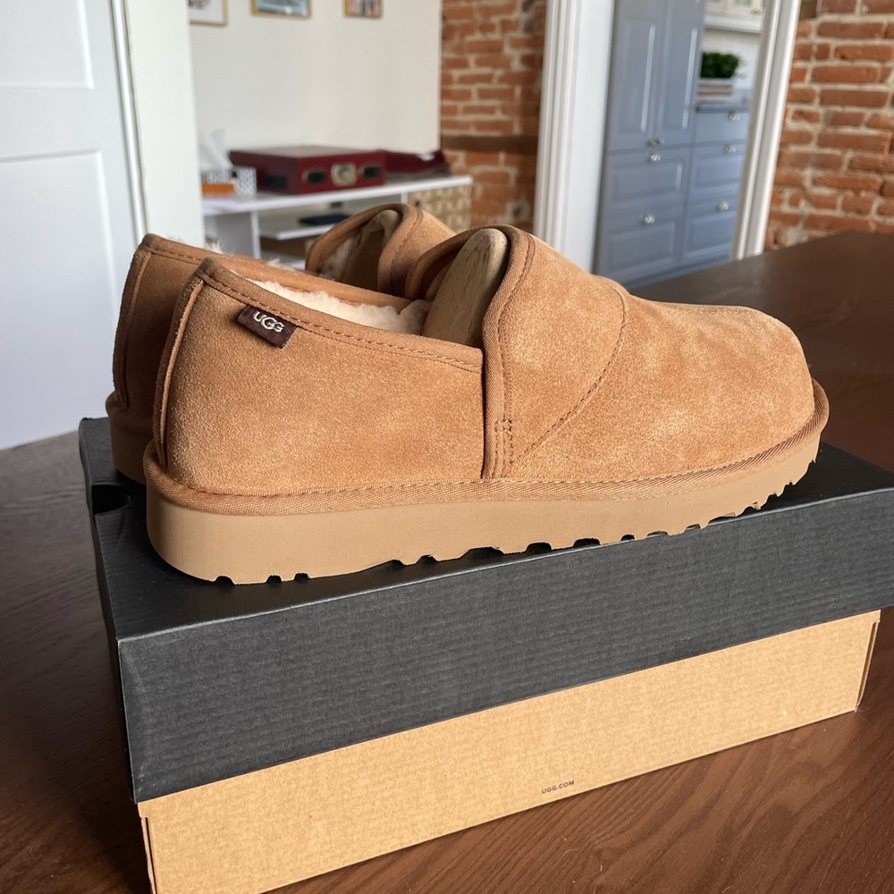 NWT | UGG® Leisure Outdoor Suede UGGplush Slipper (Men)
 
CHESTNUT, Size 10M